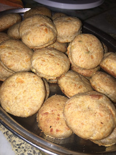 Una foto de Scones de queso y albahaca