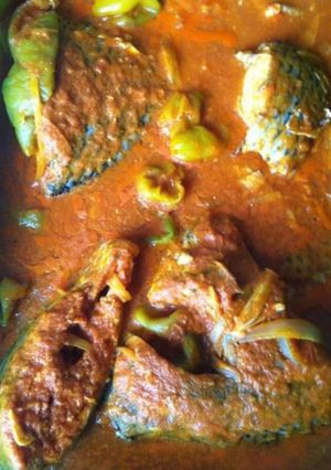 Une photo de Capitaine aux poivrons tomates piment et citron vert