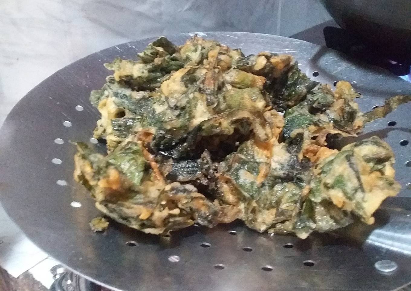 Bakwan daun singkong