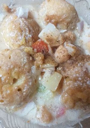 A picture of Dahi bala chana chat.