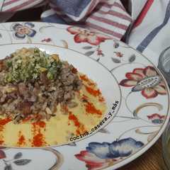 Una foto de Hummus Royale -hummus con carne o Bil Lahme