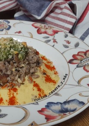 Una foto de Hummus Royale -hummus con carne o Bil Lahme