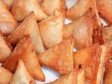 سمبوسة بالجبنة الموزاريلا والشيدر المبشور