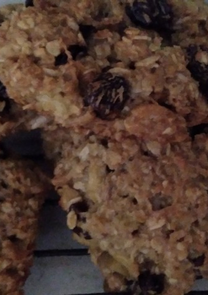 Una foto de Galletitas de avena, pasas y trocitos de manzanas!!🍎🍎