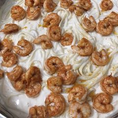 A picture of Creamy shrimp alfredo pasta.