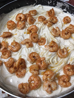 A picture of Creamy shrimp alfredo pasta.