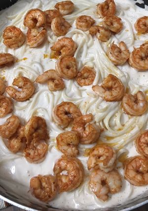 A picture of Creamy shrimp alfredo pasta.