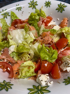 Una foto de Ensalada de salmón con queso feta, tomatitos cherry y lechuga