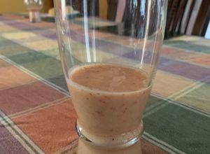 Una foto de Jugo de fresas con caqui