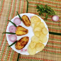 A picture of Fish Fry and Potato Chips.