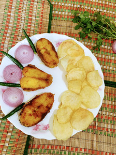 A picture of Fish Fry and Potato Chips.