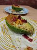 Aguacate con huevo y crujiente de jamón en AirFryer