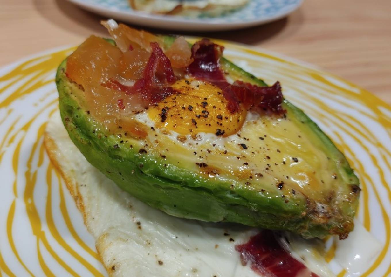 Aguacate con huevo y crujiente de jamón en AirFryer