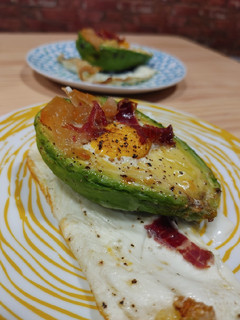 Foto principal de Aguacate con huevo y crujiente de jamón en AirFryer