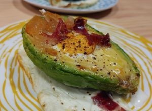 Foto principal de Aguacate con huevo y crujiente de jamón en AirFryer