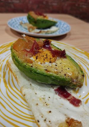 Foto principal de Aguacate con huevo y crujiente de jamón en AirFryer