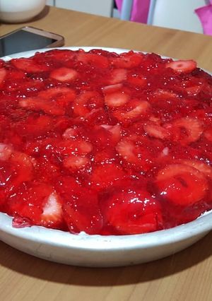 Una foto de Torta de vainilla y frutillas en gelatina
