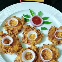 A picture of Flat onion pakoda { piaaji }.