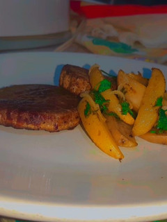 Una foto de Filete al perejil con papas rústicas