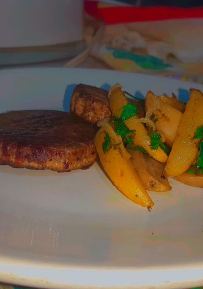 Una foto de Filete al perejil con papas rústicas
