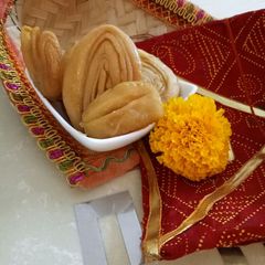 A picture of Shahi sweet puf$.