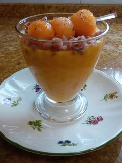 Una foto de Sopa fría de melón con jamón