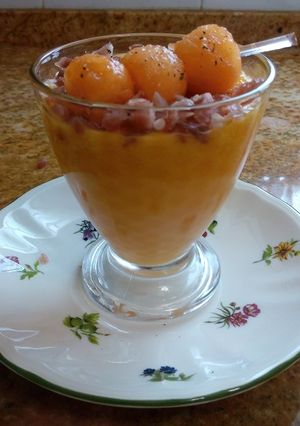 Una foto de Sopa fría de melón con jamón