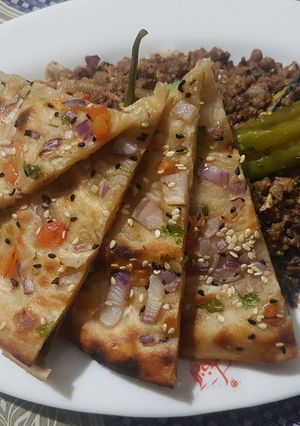 A picture of Mazedar qeema with tandori salad paratha.