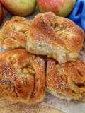 Apple cinnamon rolls di farro senza lattosio