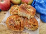 Apple cinnamon rolls di farro senza lattosio