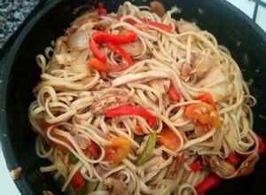 Una foto de Fideos salteados con pollo