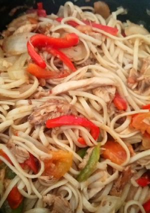 Una foto de Fideos salteados con pollo