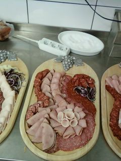 Sonka-szalámi hidegtál recept fotója