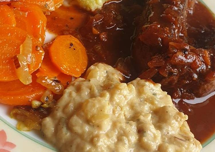 Hirschsteak in Portweinsauce mit Blumenkohlpüree, Karottengemüse und Birnenpüree