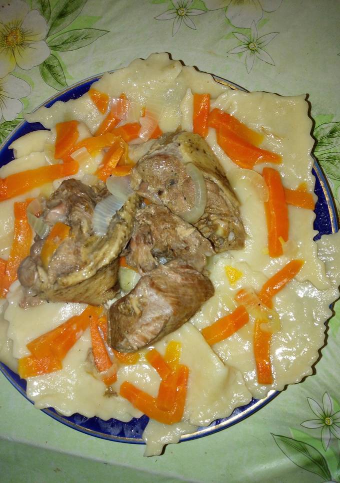 Листики из теста с тушенкой из утки
