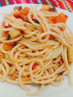 Una foto de Tallarines rojos con berenjenas