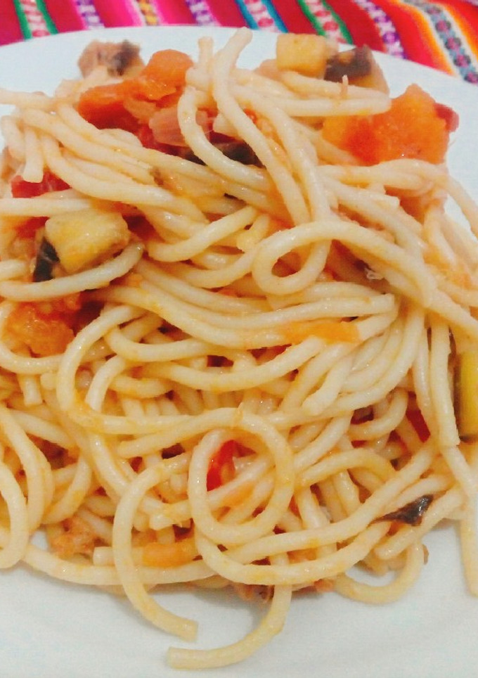 Una foto de Tallarines rojos con berenjenas