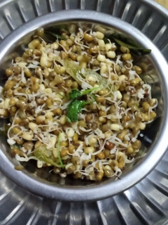 பாசிப்பயறு சுண்டல் (Paasipayaru sundal recipe in tamil) செய்முறை முக்கிய புகைப்படம்