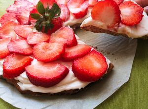 Una foto de Mostachón de fresas keto🍓🍰