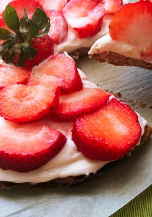 Una foto de Mostachón de fresas keto🍓🍰