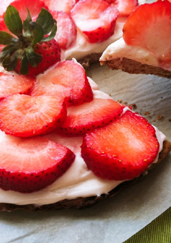 Una foto de Mostachón de fresas keto🍓🍰