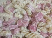 Una foto de pasta de tornillo fria