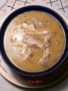 Una foto de Sopa de pollo y trigo molido