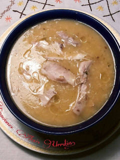 Una foto de Sopa de pollo y trigo molido