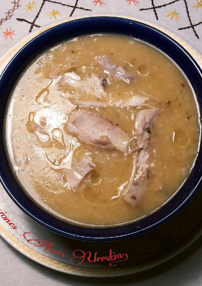 Una foto de Sopa de pollo y trigo molido