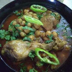 A picture of Murgh chole.