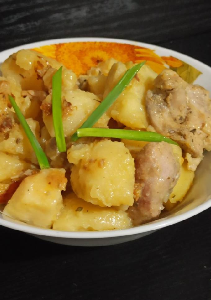 Картопля з мультиварки, тушкована з м'ясом