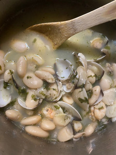 Una foto de Alubias blancas de granja (grande) con gambas y almejas
