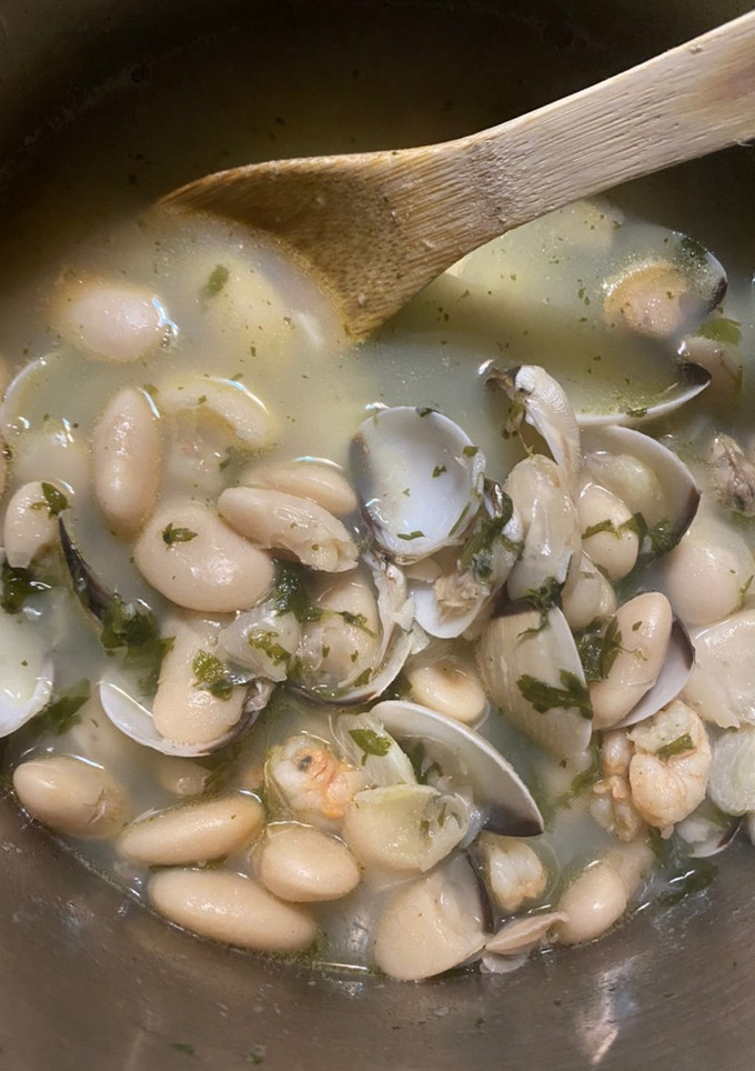 Una foto de Alubias blancas de granja (grande) con gambas y almejas