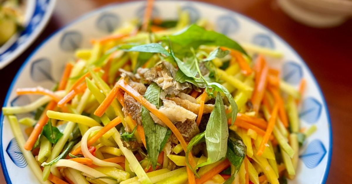 Cách Làm Món Gỏi Xoài Cà Rốt Rau Răm Trộn Khô Cá Sặc của Emily Luu ...